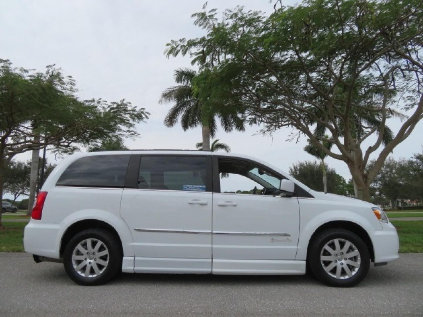 2014 White /Black Chrysler Town & Country (2C4RC1BG4ER) , located at 4301 Oak Circle #19, Boca Raton, FL, 33431, (954) 561-2499, 26.388861, -80.084038 - Photo#4